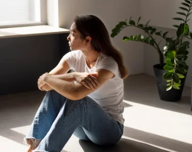 девушка с депрессией сидит на полу